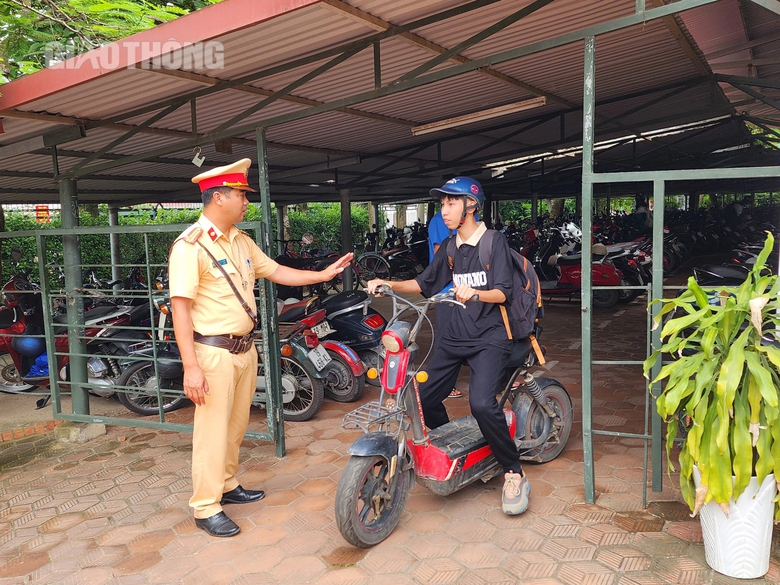 Ph&uacute; Thọ: Học sinh chấp h&agrave;nh nghi&ecirc;m luật giao th&ocirc;ng sau tuy&ecirc;n truyền, xử phạt- Ảnh 2.
