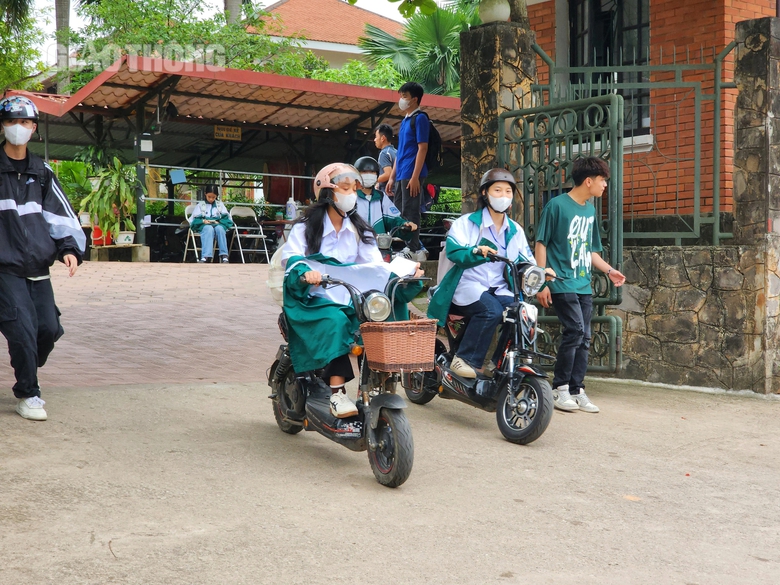 Ph&uacute; Thọ: Học sinh chấp h&agrave;nh nghi&ecirc;m luật giao th&ocirc;ng sau tuy&ecirc;n truyền, xử phạt- Ảnh 3.