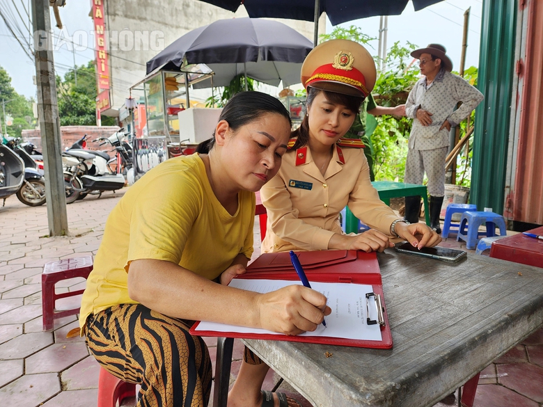 Ph&uacute; Thọ: Học sinh chấp h&agrave;nh nghi&ecirc;m luật giao th&ocirc;ng sau tuy&ecirc;n truyền, xử phạt- Ảnh 4.