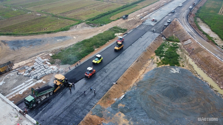 Thảm nhựa nút giao đầu tiên trên cao tốc Bãi Vọt - Hàm Nghi- Ảnh 2. Thảm nhựa nút giao đầu tiên trên cao tốc Bãi Vọt - Hàm Nghi- Ảnh 2.