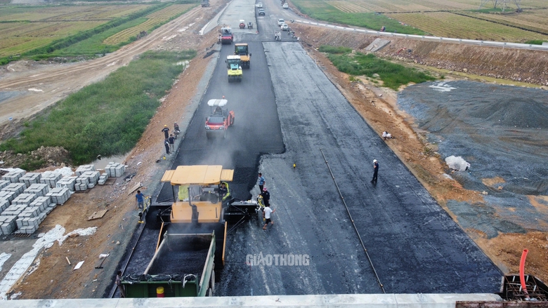 Thảm nhựa nút giao đầu tiên trên cao tốc Bãi Vọt - Hàm Nghi- Ảnh 3. Thảm nhựa nút giao đầu tiên trên cao tốc Bãi Vọt - Hàm Nghi- Ảnh 3.