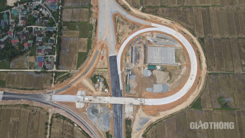 Thảm nhựa nút giao đầu tiên trên cao tốc Bãi Vọt - Hàm Nghi- Ảnh 5. Thảm nhựa nút giao đầu tiên trên cao tốc Bãi Vọt - Hàm Nghi- Ảnh 5.