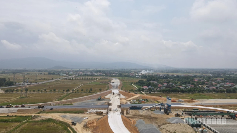 Thảm nhựa nút giao đầu tiên trên cao tốc Bãi Vọt - Hàm Nghi- Ảnh 7. Thảm nhựa nút giao đầu tiên trên cao tốc Bãi Vọt - Hàm Nghi- Ảnh 7.