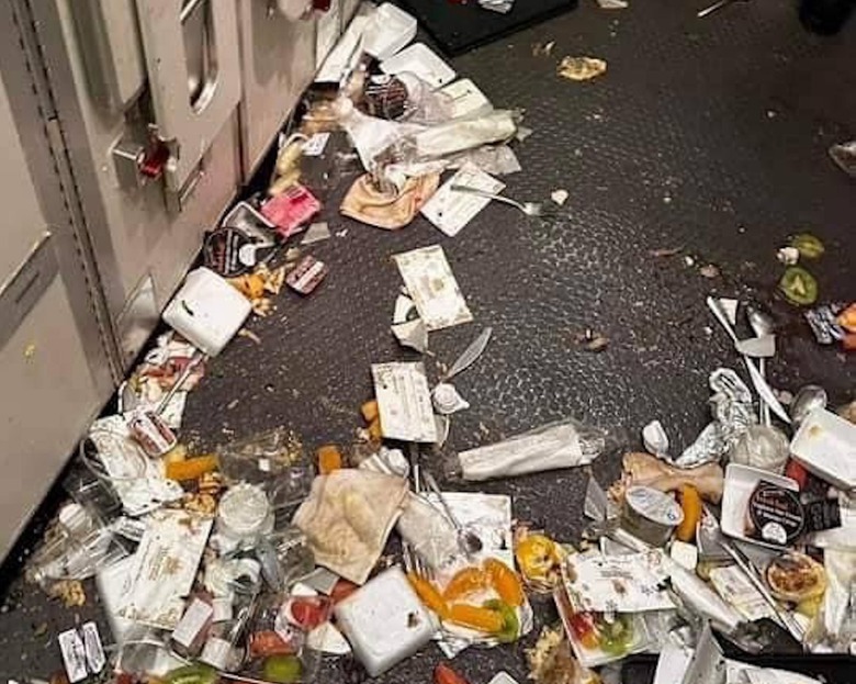 Hiện trường bừa b&atilde;i b&ecirc;n trong m&aacute;y bay sau nhiễu động kh&ocirc;ng kh&iacute; cực mạnh. (Ảnh: Bangkok Post)