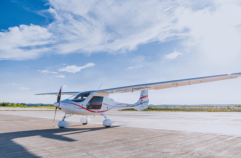 Trung Quốc b&agrave;n giao m&aacute;y bay điện tự ph&aacute;t triển đầu ti&ecirc;n- Ảnh 1.