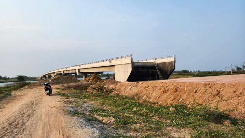 V&igrave; sao nhiều dự &aacute;n giao th&ocirc;ng trọng điểm ở Quảng Ng&atilde;i xin gi&atilde;n tiến độ?- Ảnh 1.