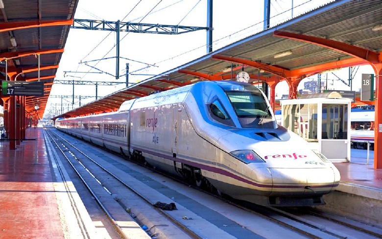 Chuy&ecirc;n gia đề xuất chuyển đổi xanh, điện kh&iacute; h&oacute;a đường sắt