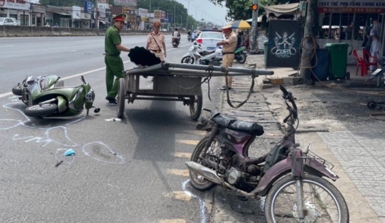 Va chạm với xe chở t&ocirc;n, nam thanh ni&ecirc;n bị cắt l&igrave;a tay, tử vong tại chỗ- Ảnh 1.