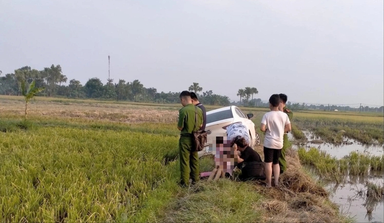 Thực hư nhóm người nước ngoài đi ô tô nghi lừa đảo bị người dân truy đuổi- Ảnh 1. Thực hư nhóm người nước ngoài đi ô tô nghi lừa đảo bị người dân truy đuổi- Ảnh 1.