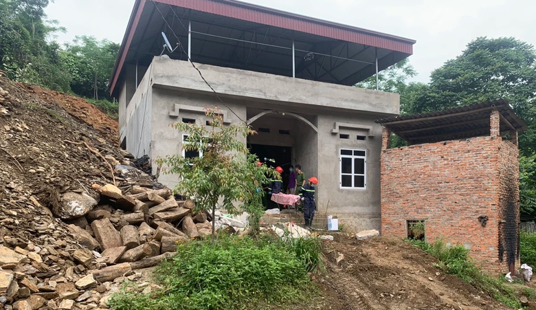 Vụ sạt lở đất, v&ugrave;i lấp cả gia đ&igrave;nh tại Bắc Kạn: Cả 3 nạn nh&acirc;n đều tử vong- Ảnh 1.