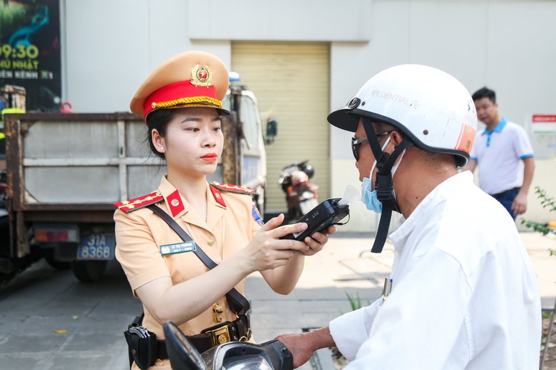 Nữ cảnh s&aacute;t giao th&ocirc;ng H&agrave; Nội trực tiếp xử l&yacute; vi phạm nồng độ cồn- Ảnh 2.