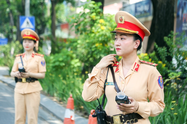Nữ cảnh s&aacute;t giao th&ocirc;ng H&agrave; Nội trực tiếp xử l&yacute; vi phạm nồng độ cồn- Ảnh 3.