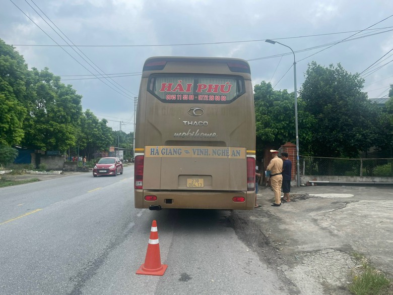 CSGT Tuy&ecirc;n Quang lật tẩy nhiều đối tượng sử dụng GPLX giả- Ảnh 1.