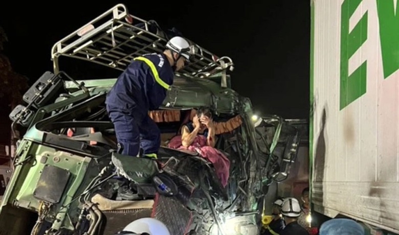 Cảnh s&aacute;t sử dụng banh, cắt thủy lực để giải cứu t&agrave;i xế mắc kẹt trong cabin sau tai nạn.