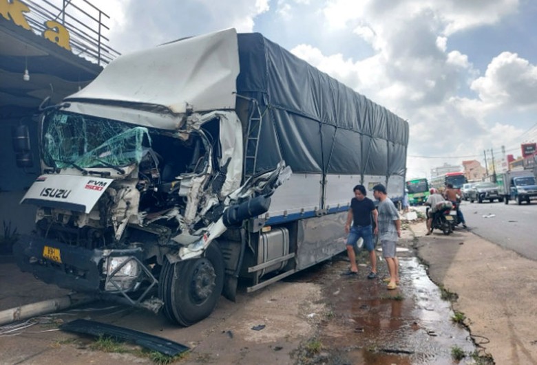 Chiếc &ocirc; t&ocirc; tải va chạm với h&agrave;ng loạt xe kh&aacute;c v&agrave; chỉ dừng lại khi t&ocirc;ng v&agrave;o cột đ&egrave;n.