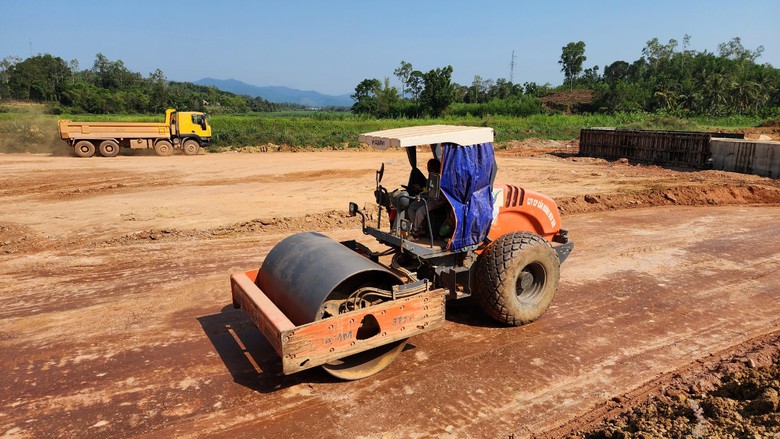 Nh&agrave; thầu cao tốc qua Quảng Ng&atilde;i mệt mỏi v&igrave; thiếu đất đắp- Ảnh 3.