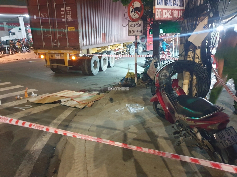Người đ&agrave;n &ocirc;ng đi bộ ng&atilde; v&agrave;o gầm xe container, tử vong tại chỗ- Ảnh 1.