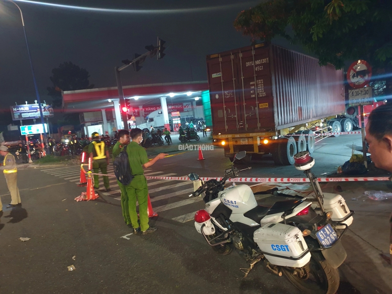 Người đ&agrave;n &ocirc;ng đi bộ ng&atilde; v&agrave;o gầm xe container, tử vong tại chỗ- Ảnh 2.
