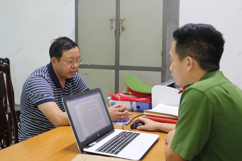 Vụ bắt tạm giam chủ tịch TX Cửa L&ograve;: Nhiều trưởng ph&ograve;ng, nguy&ecirc;n trưởng ph&ograve;ng cũng bị bắt- Ảnh 4.