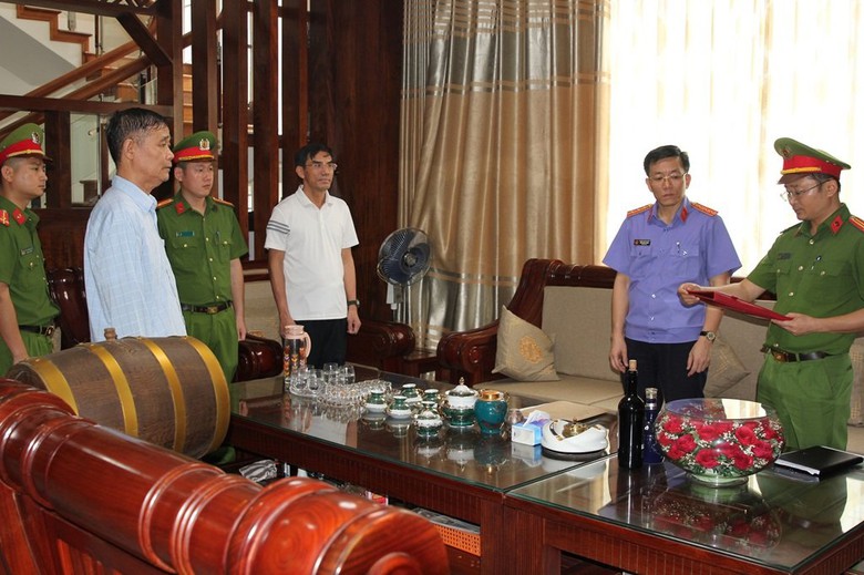 Vụ bắt tạm giam chủ tịch TX Cửa L&ograve;: Nhiều trưởng ph&ograve;ng, nguy&ecirc;n trưởng ph&ograve;ng cũng bị bắt- Ảnh 1.