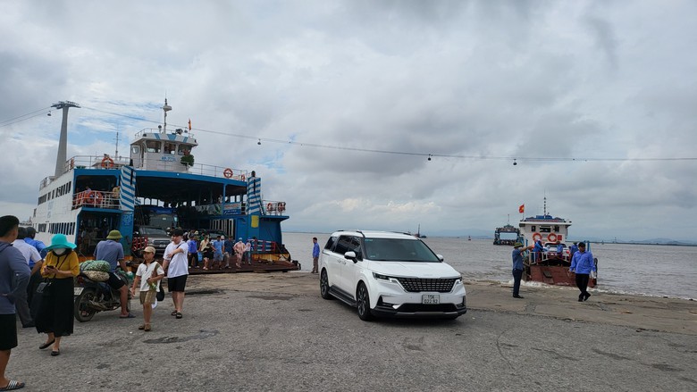 Hải Phòng đang khắc phục sự cố chìm phà tại bến Đồng Bài- Ảnh 3. Hải Phòng đang khắc phục sự cố chìm phà tại bến Đồng Bài- Ảnh 3.