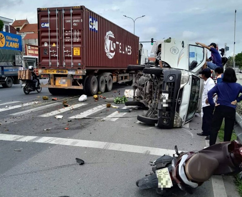 Hiện trường vụ tai nạn li&ecirc;n ho&agrave;n tr&ecirc;n quốc lộ 5.