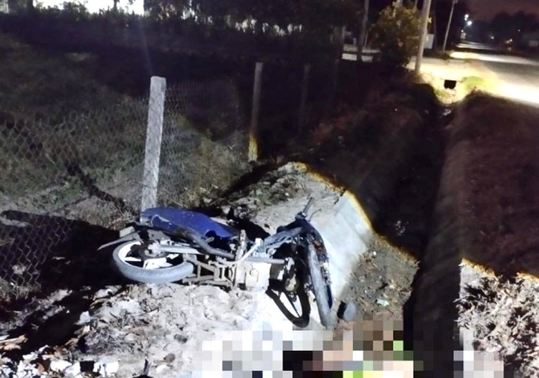 Chiếc xe m&aacute;y tại hiện trường.