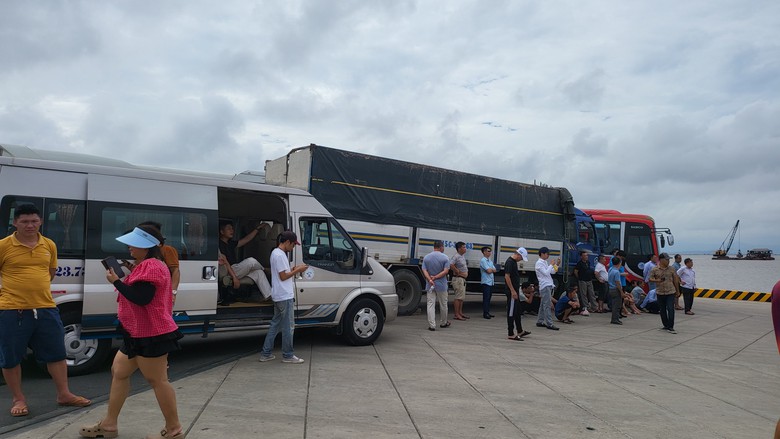 Hải Phòng đang khắc phục sự cố chìm phà tại bến Đồng Bài- Ảnh 2. Hải Phòng đang khắc phục sự cố chìm phà tại bến Đồng Bài- Ảnh 2.