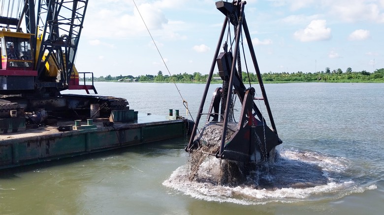 Nhà thầu mòn mỏi chờ nâng công suất khai thác cát- Ảnh 2. Nhà thầu mòn mỏi chờ nâng công suất khai thác cát- Ảnh 2.