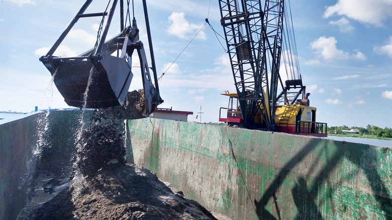 Nhà thầu mòn mỏi chờ nâng công suất khai thác cát- Ảnh 3. Nhà thầu mòn mỏi chờ nâng công suất khai thác cát- Ảnh 3.