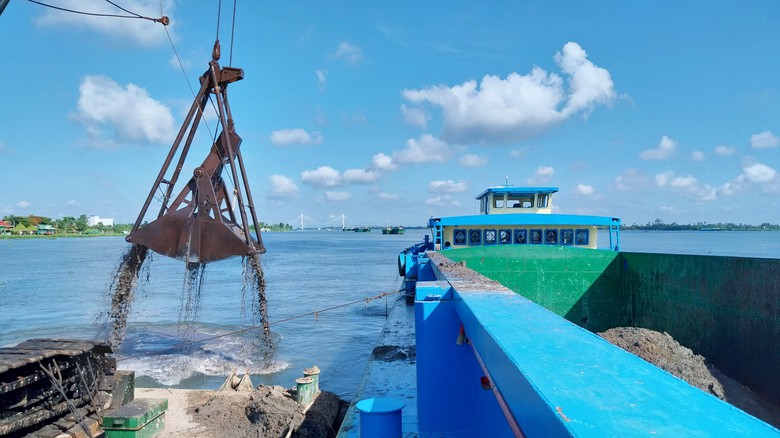 Nhà thầu mòn mỏi chờ nâng công suất khai thác cát- Ảnh 1. Nhà thầu mòn mỏi chờ nâng công suất khai thác cát- Ảnh 1.