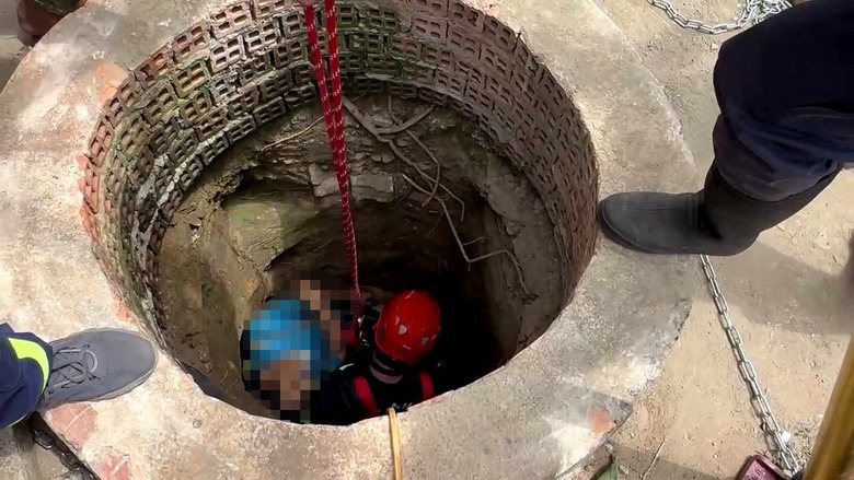 Hai anh em ruột tử vong dưới giếng nước do ngạt kh&iacute; độc- Ảnh 1.