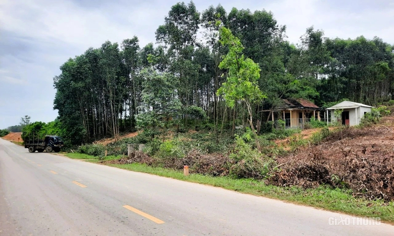 Bảo vệ thi c&ocirc;ng, b&agrave;n giao th&ecirc;m mặt bằng dự &aacute;n cao tốc Vạn Ninh - Cam Lộ- Ảnh 2.