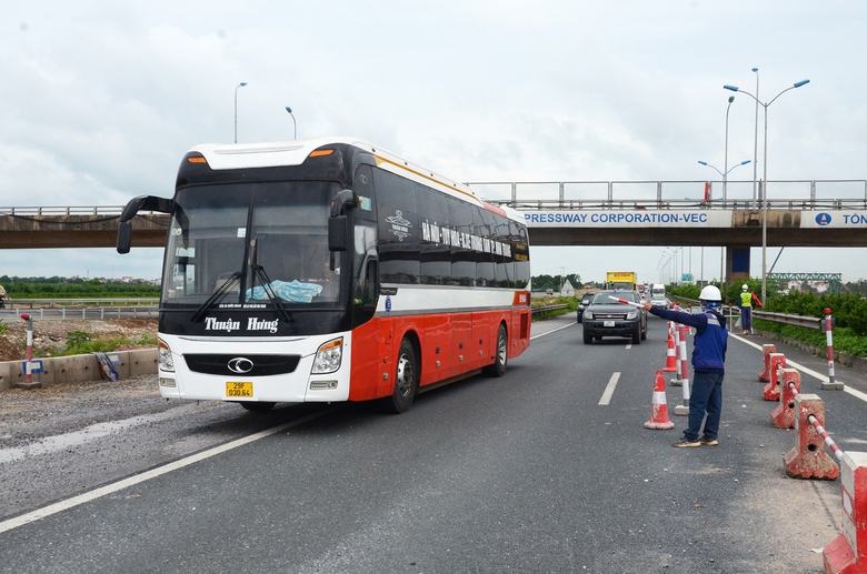 Làm ngày, làm đêm để rút ngắn tiến độ thi công nút giao cao tốc đa tầng 1.400 tỷ đồng- Ảnh 12. Làm ngày, làm đêm để rút ngắn tiến độ thi công nút giao cao tốc đa tầng 1.400 tỷ đồng- Ảnh 12.