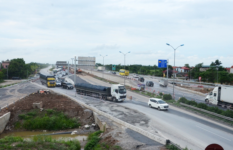 Làm ngày, làm đêm để rút ngắn tiến độ thi công nút giao cao tốc đa tầng 1.400 tỷ đồng- Ảnh 14. Làm ngày, làm đêm để rút ngắn tiến độ thi công nút giao cao tốc đa tầng 1.400 tỷ đồng- Ảnh 14.