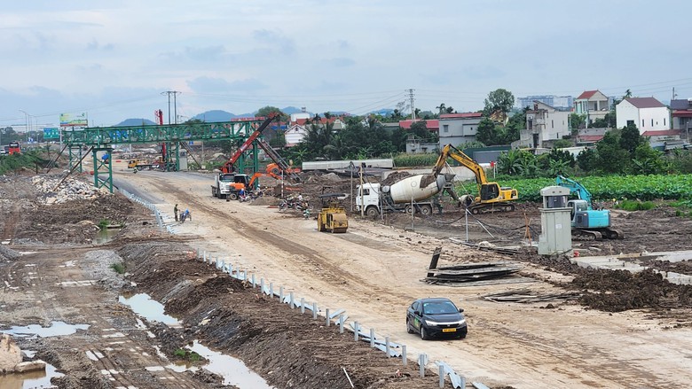 Làm ngày, làm đêm để rút ngắn tiến độ thi công nút giao cao tốc đa tầng 1.400 tỷ đồng- Ảnh 2. Làm ngày, làm đêm để rút ngắn tiến độ thi công nút giao cao tốc đa tầng 1.400 tỷ đồng- Ảnh 2.