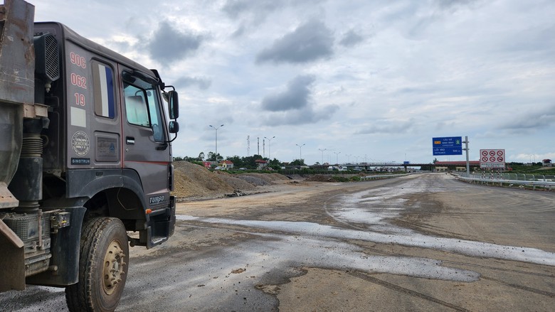 Làm ngày, làm đêm để rút ngắn tiến độ thi công nút giao cao tốc đa tầng 1.400 tỷ đồng- Ảnh 16. Làm ngày, làm đêm để rút ngắn tiến độ thi công nút giao cao tốc đa tầng 1.400 tỷ đồng- Ảnh 16.