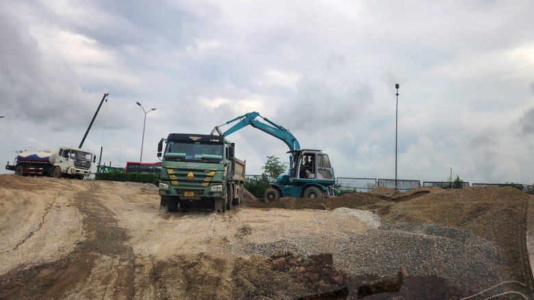 Làm ngày, làm đêm để rút ngắn tiến độ thi công nút giao cao tốc đa tầng 1.400 tỷ đồng- Ảnh 8. Làm ngày, làm đêm để rút ngắn tiến độ thi công nút giao cao tốc đa tầng 1.400 tỷ đồng- Ảnh 8.
