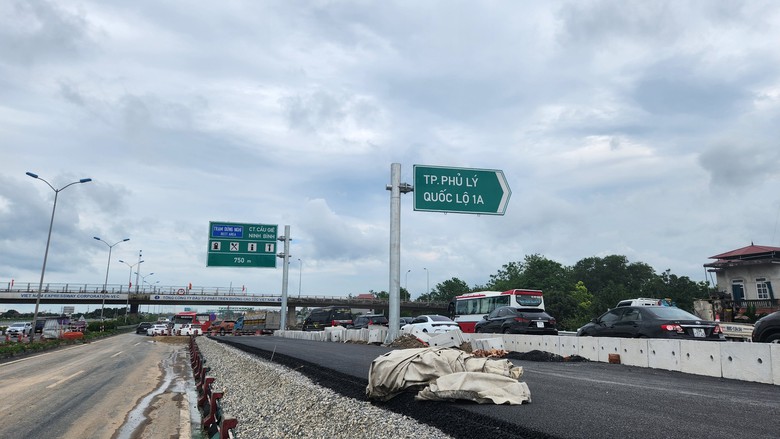 Làm ngày, làm đêm để rút ngắn tiến độ thi công nút giao cao tốc đa tầng 1.400 tỷ đồng- Ảnh 7. Làm ngày, làm đêm để rút ngắn tiến độ thi công nút giao cao tốc đa tầng 1.400 tỷ đồng- Ảnh 7.