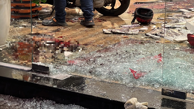 Truy bắt băng nhóm mang hung khí đập phá nhà hàng ở Bình Dương- Ảnh 2. Truy bắt băng nhóm mang hung khí đập phá nhà hàng ở Bình Dương- Ảnh 2.