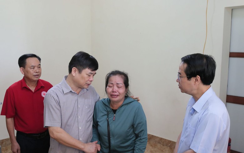 Trẻ chết v&igrave; bị bỏ qu&ecirc;n tr&ecirc;n xe đưa đ&oacute;n: B&agrave; ngoại nức nở nhớ ch&aacute;u lu&ocirc;n ngồi sau ghế l&aacute;i