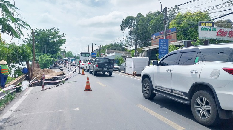 Cần Thơ: Sạt lở tr&ecirc;n QL80 g&acirc;y &ugrave;n tắc k&eacute;o d&agrave;i- Ảnh 2.