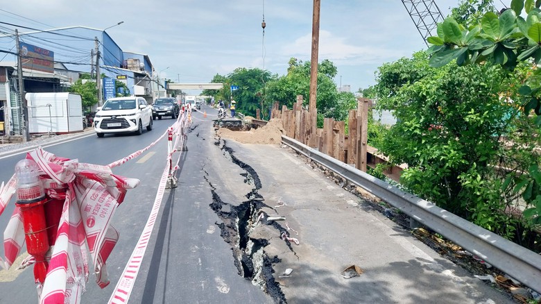 Cần Thơ: Sạt lở tr&ecirc;n QL80 g&acirc;y &ugrave;n tắc k&eacute;o d&agrave;i- Ảnh 1.