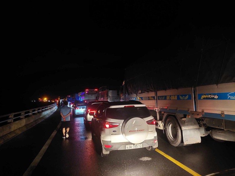 Xe tải va nhau, đường Hồ Ch&iacute; Minh đoạn La Sơn - H&ograve;a Li&ecirc;n &ugrave;n ứ- Ảnh 1.