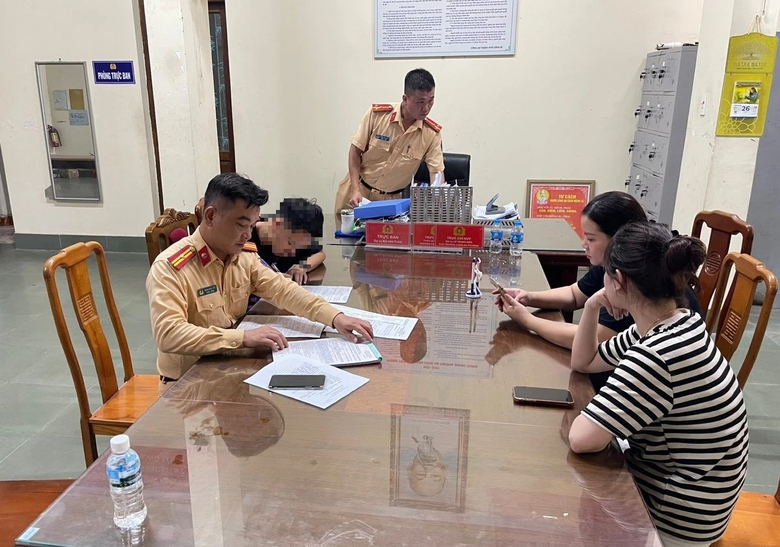 Xử phạt thiếu niên đi mô tô lạng lách, đánh võng, bỏ chạy trước xe CSGT- Ảnh 1. Xử phạt thiếu niên đi mô tô lạng lách, đánh võng, bỏ chạy trước xe CSGT- Ảnh 1.