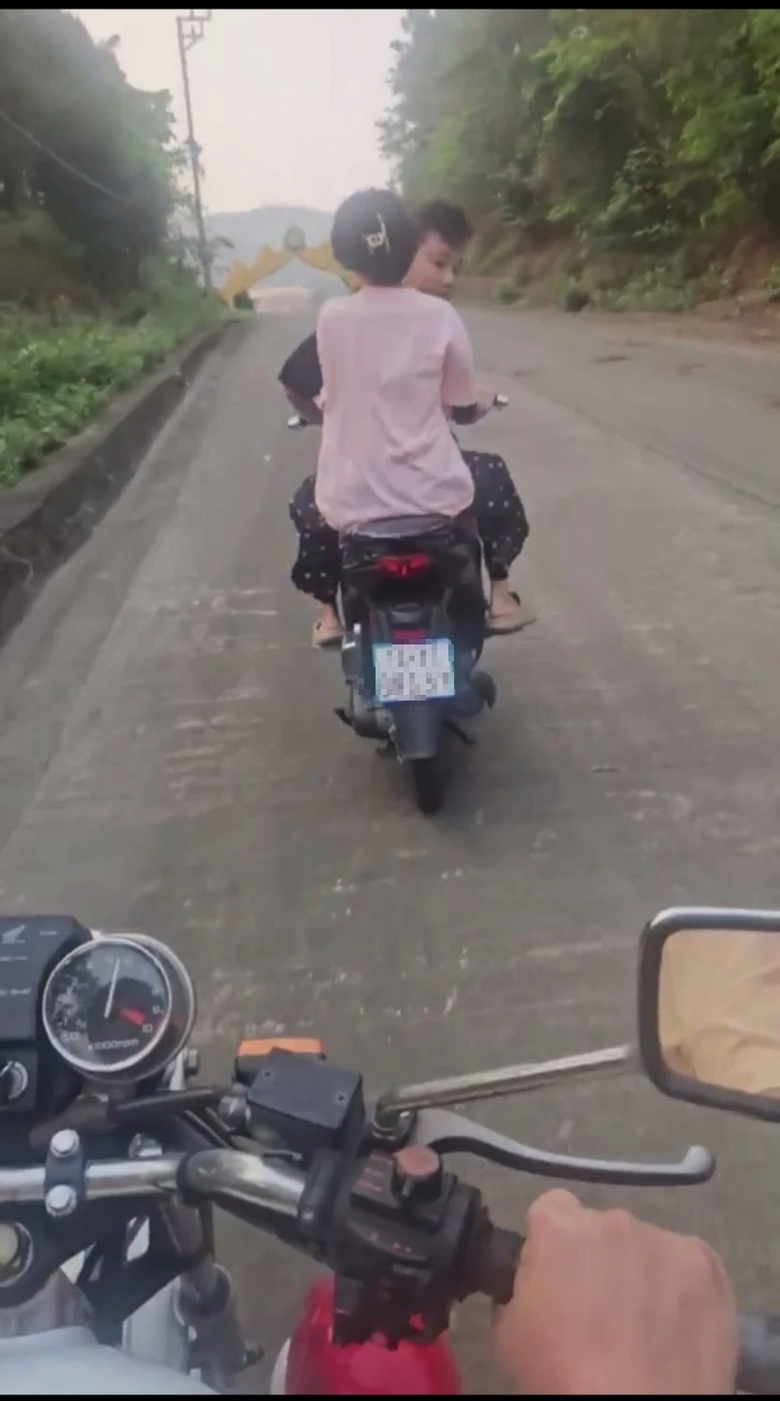 Xử phạt thiếu niên đi mô tô lạng lách, đánh võng, bỏ chạy trước xe CSGT- Ảnh 2. Xử phạt thiếu niên đi mô tô lạng lách, đánh võng, bỏ chạy trước xe CSGT- Ảnh 2.