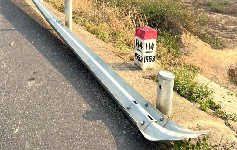 Nhiều tuyến đường ở Kon Tum bị trộm cắp hộ lan, biển b&aacute;o- Ảnh 1.