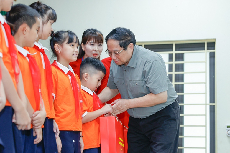Thủ tướng thăm, tặng qu&agrave; tại Trung t&acirc;m Nu&ocirc;i dưỡng trẻ khuyết tật H&agrave; Nội nh&acirc;n dịp 1/6- Ảnh 3.