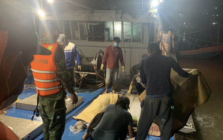 Vụ ch&igrave;m t&agrave;u c&acirc;u mực: Đ&atilde; t&igrave;m thấy thi thể 2 ngư d&acirc;n- Ảnh 1.