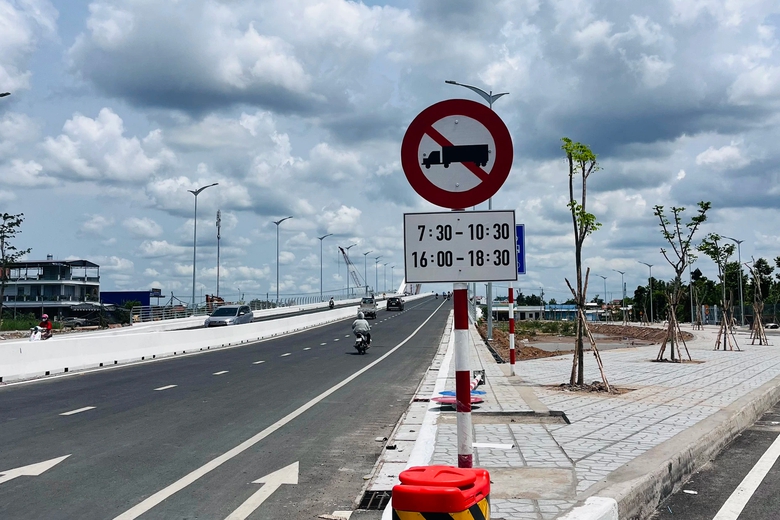 Chỉ cấm xe container qua cầu Trần Ho&agrave;ng Na theo giờ- Ảnh 1.